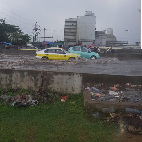 Douala: Le 2ème pont sur le Wouri objet d’inondations dues aux déchets solides