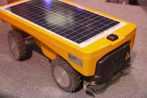 Vitirover : le robot tondeur écologique qui désherbe les voies ferrées